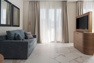 Junior Suite | Minibar, in-room safe, soundproofing, free WiFi