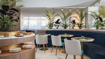 Colazione a buffet, servita tutte le mattine (15 EUR a persona)