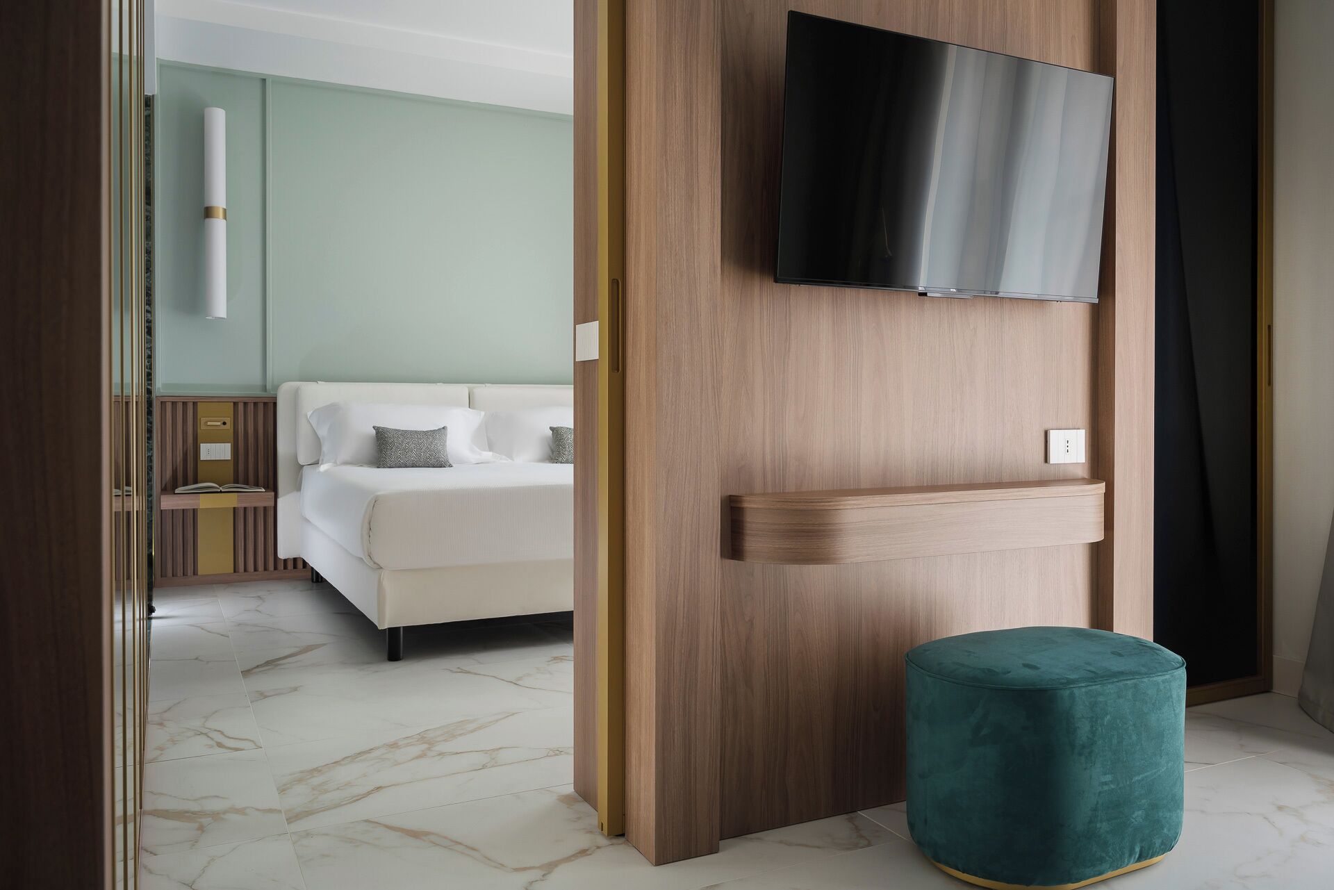 Executive Suite | Minibar, in-room safe, soundproofing, free WiFi