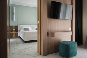 Executive Suite | Minibar, in-room safe, soundproofing, free WiFi