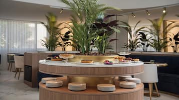 Tägliches Frühstücksbuffet (15 EUR pro Person)