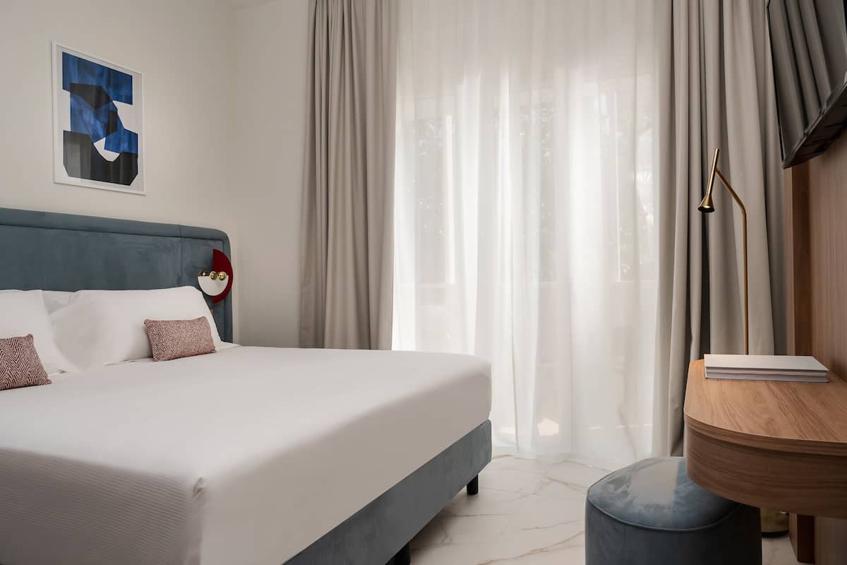 Minibar, in-room safe, soundproofing, WiFi (free)
