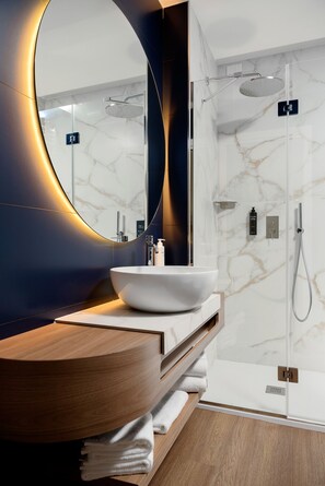 Kostenlose Toilettenartikel, Haartrockner, Hausschuhe, Bidet