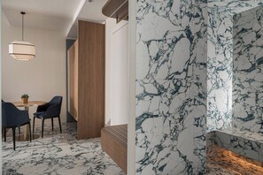 Suite ejecutiva | Baño | Artículos de higiene personal gratuitos, secador de pelo y zapatillas
