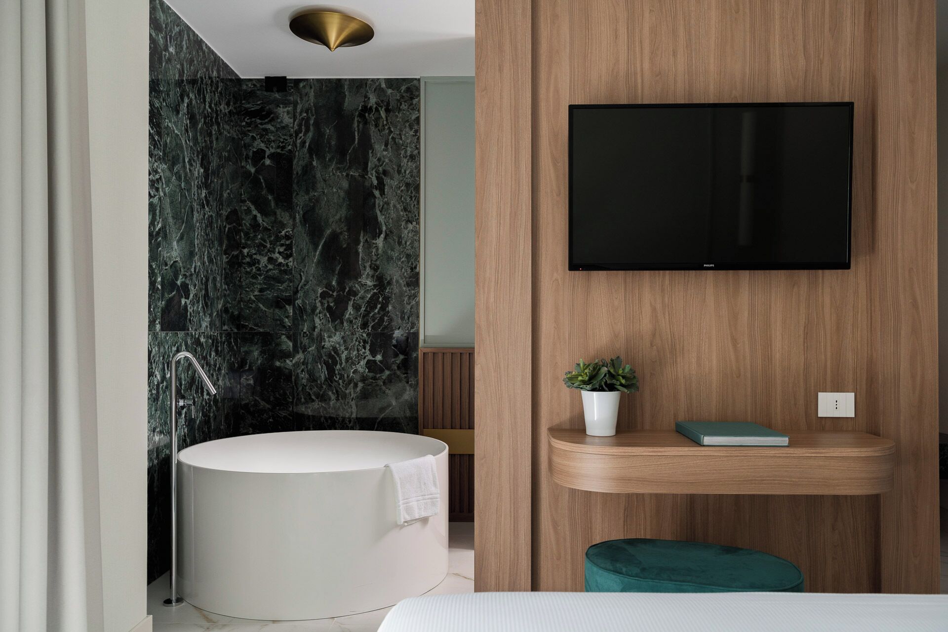 Kostenlose Toilettenartikel, Haartrockner, Hausschuhe, Bidet