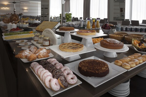 A buffet with various pastries, cakes, and fruits. - Villa Bianca (Rimini)