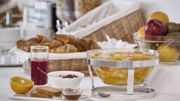 Café da manhã continental todos os dias (EUR 15.00 por pessoa)