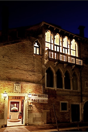 Front of property - evening/night - Hotel Pausania (Venice)
