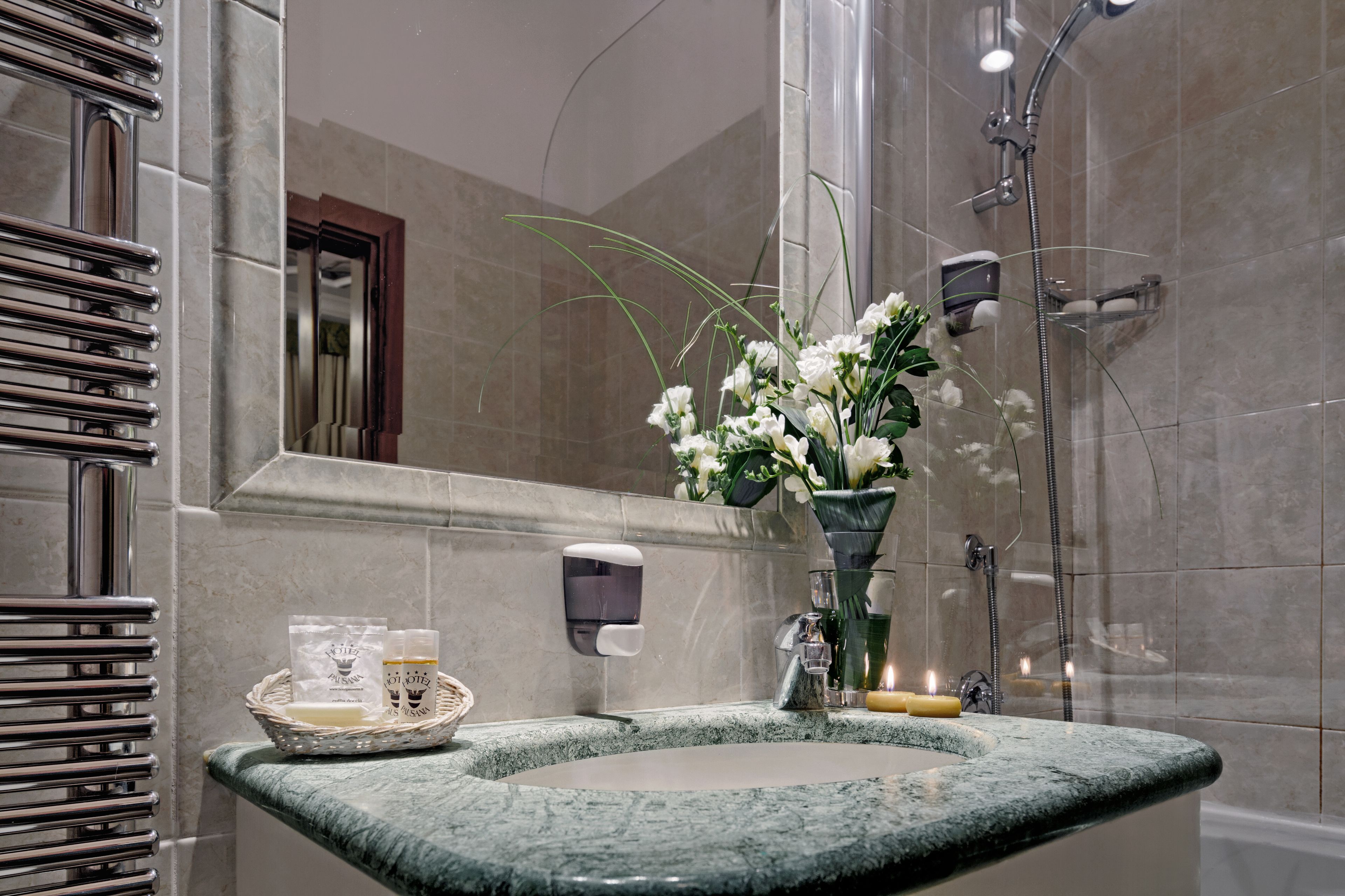 combined shower/bathtub, hair dryer, slippers, bidet