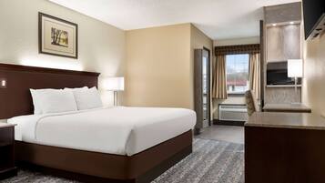 Escrivaninha, cortinas blackout, ferros/tábuas de passar roupa