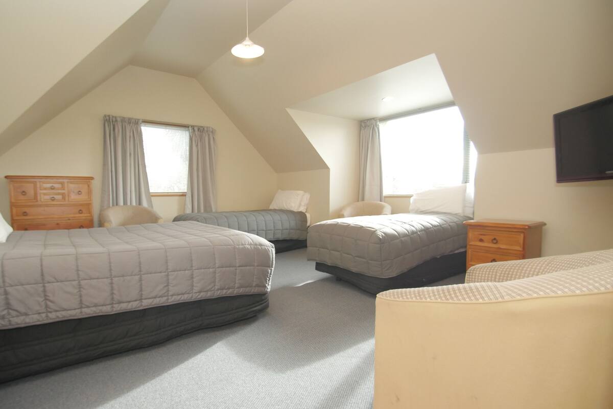 2 bedrooms, minibar, desk, laptop workspace