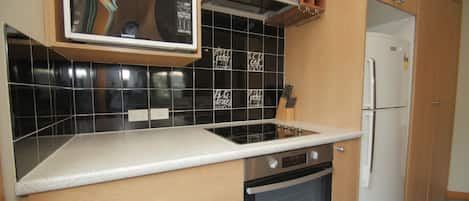 Mini réfrigérateur, micro-ondes, plaque de cuisson, machine à expresso