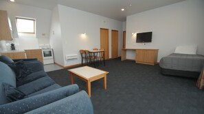 42-inch LCD TV with satellite channels, TV - ASURE Christchurch Classic Motel & Apartments (Christchurch)