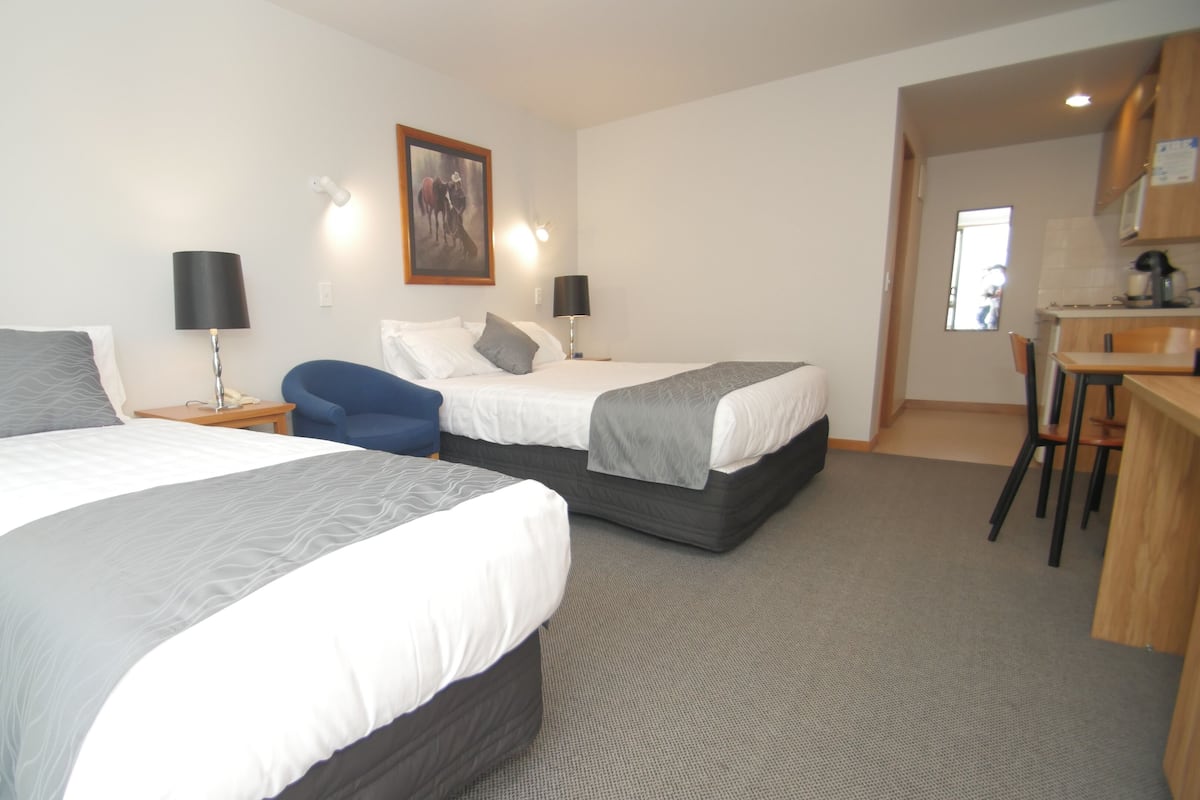 2 bedrooms, minibar, desk, laptop workspace