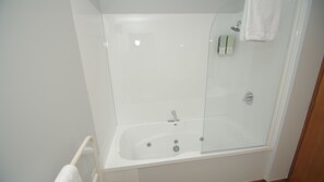 Kostenlose Toilettenartikel, Haartrockner, Handtücher, Seife