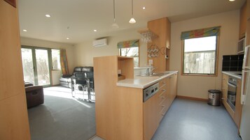 3 Bedrooms Apartment | Cocina privada | Frigorífico pequeño, microondas y placa de cocina