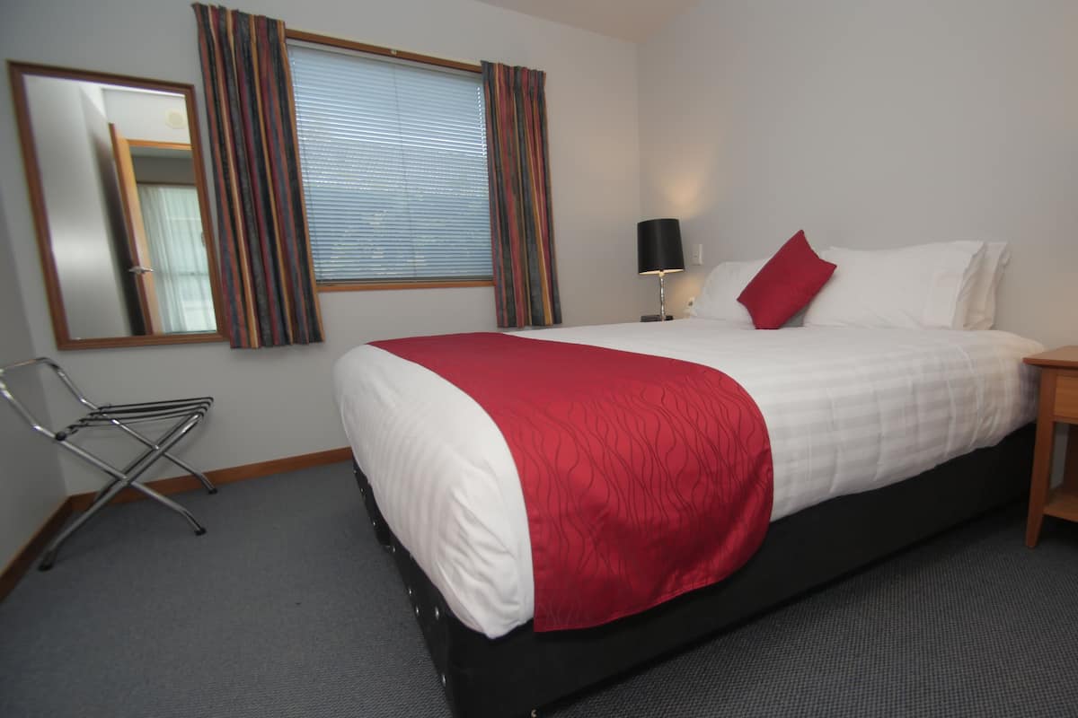 2 bedrooms, minibar, desk, laptop workspace