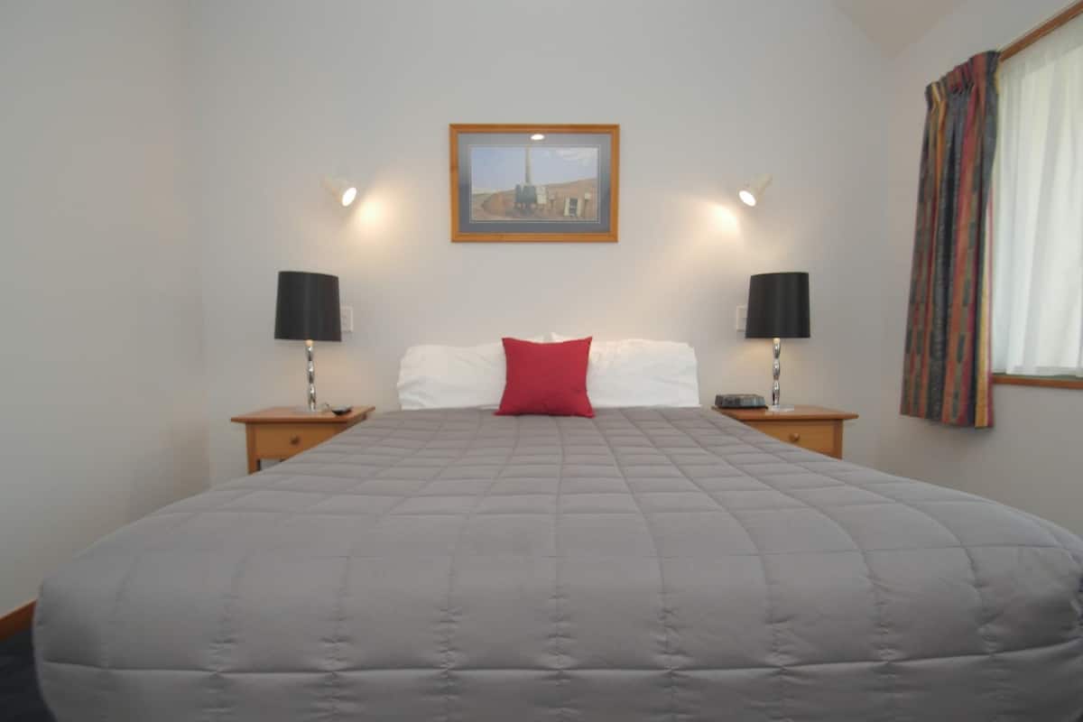 Two Bedroom Spa Apartment | มินิบาร์, โต๊ะทำงาน, พื้นที่ทำงานแบบใช้แล็ปท็อป, ผ้าม่านกันแสง