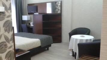 Camera singola | Biancheria da letto ipoallergenica, copriletto in piuma, minibar