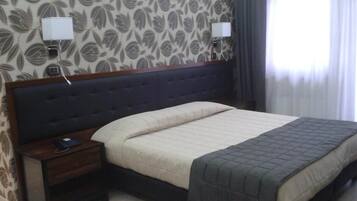 Seprai antialergi, selimut bulu angsa, minibar, dan brankas