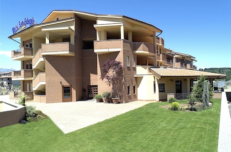 Vista frontal de la propiedad