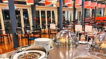 Bữa sáng buffet hàng ngày với phụ phí nhỏ
