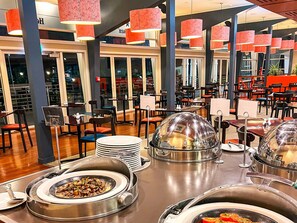 Petit déjeuner buffet servi tous les jours en supplément