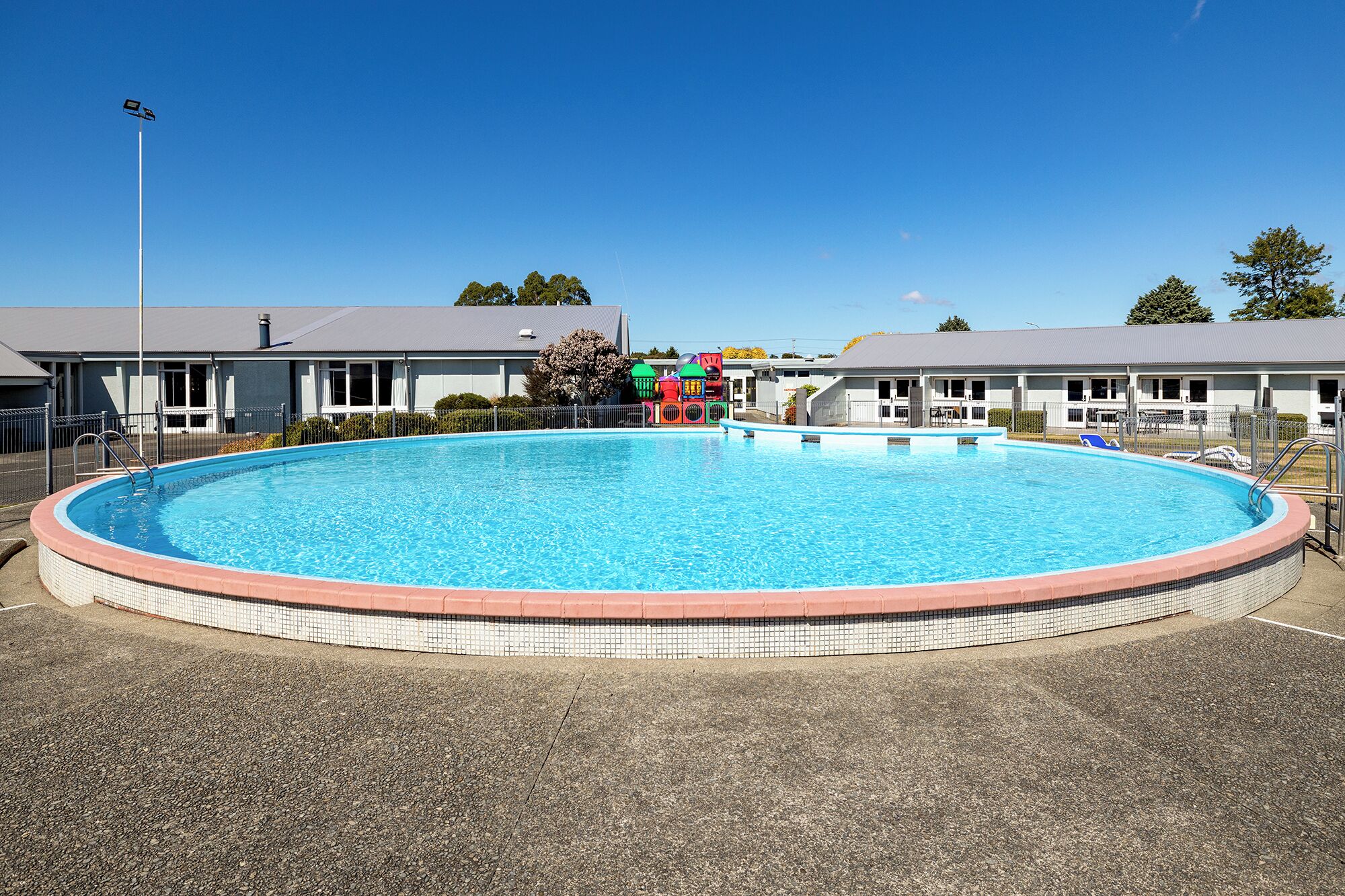 من حمّامات السباحة المغطاة، حمّام سباحة خارجي، مقاعد للتشمس