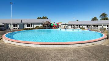 Una piscina techada, una piscina al aire libre