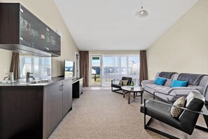 In-room safe, desk, blackout curtains, soundproofing - Copthorne Resort Solway Park (Masterton)