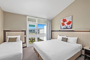 خزنة داخل الغرفة ومكتب وستائر تعتيم وتجهيزات عازلة للصوت