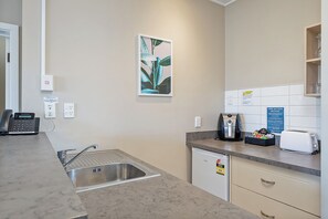 2 Bedroom Apartment | Private kitchenette | Fridge, coffee/tea maker, electric kettle - Copthorne Resort Solway Park (Masterton)