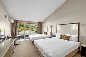 In-room safe, desk, blackout drapes, soundproofing - Copthorne Resort Solway Park (Masterton)