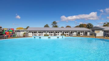 Inomhuspool och utomhuspool, öppettider: 06.00 till 22.00, och solstolar