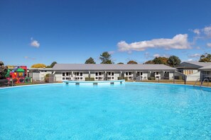 Piscina coperta, piscina all'aperto, lettini