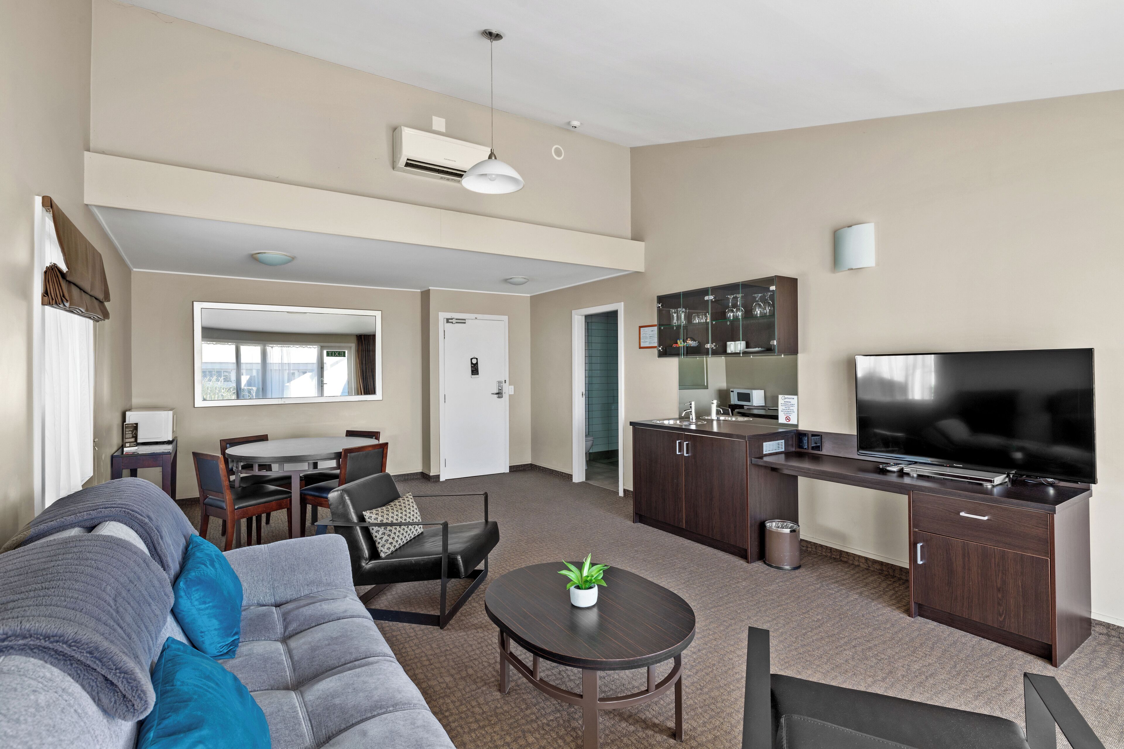 Executive Suite | In-room safe, desk, blackout drapes, soundproofing