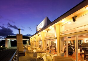 Petit déjeuner et déjeuner servis sur place, spécialités Cuisine locale