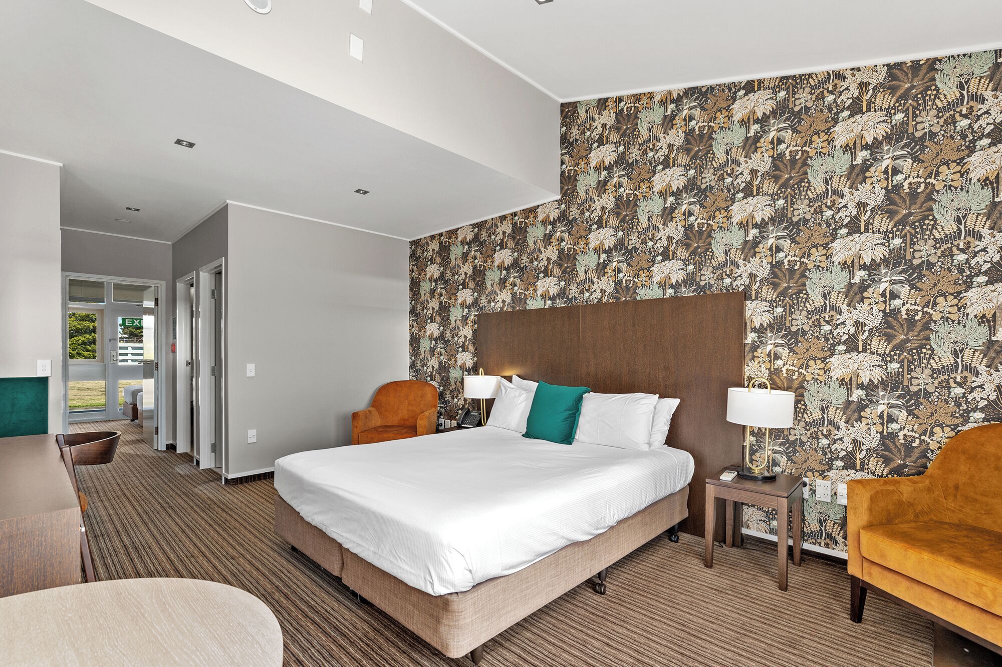 خزنة داخل الغرفة ومكتب وستائر تعتيم وتجهيزات عازلة للصوت