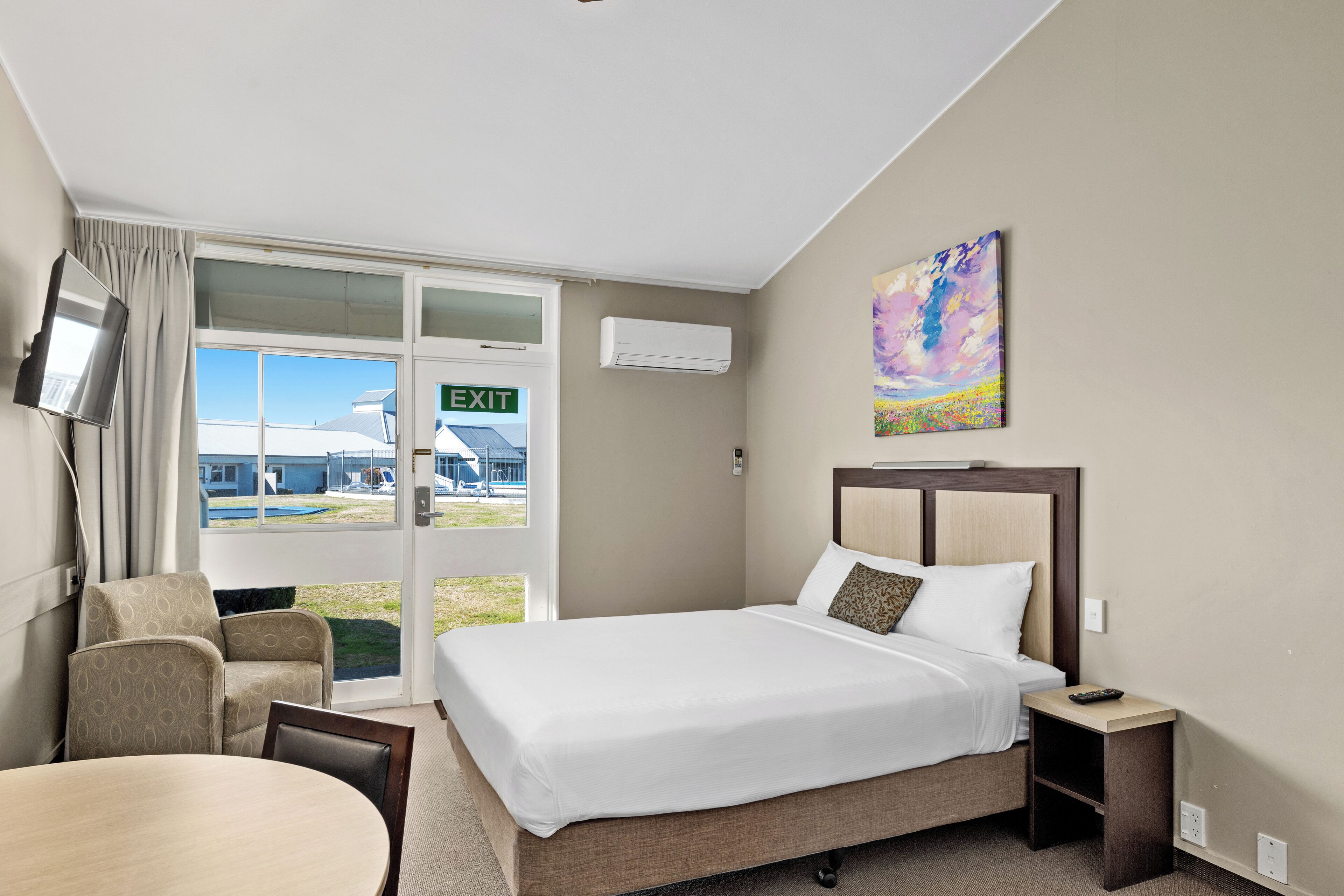 خزنة داخل الغرفة ومكتب وستائر تعتيم وتجهيزات عازلة للصوت