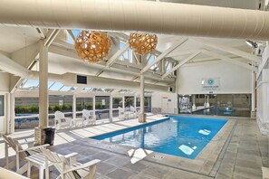 Una piscina techada, una piscina al aire libre