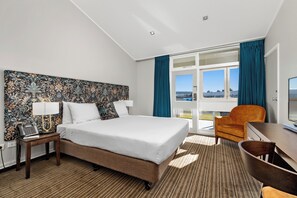 In-room safe, desk, blackout curtains, soundproofing - Copthorne Resort Solway Park (Masterton)