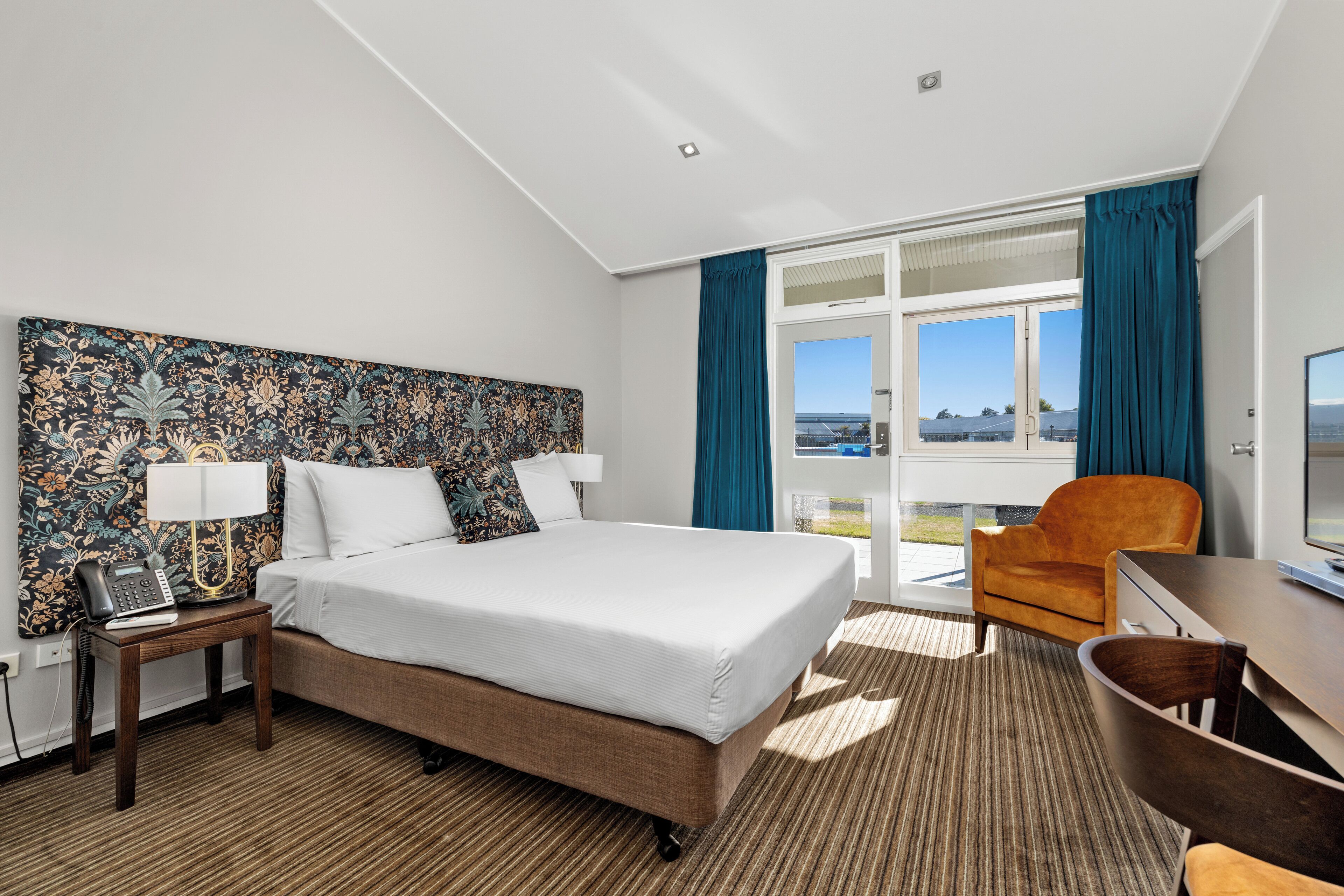 خزنة داخل الغرفة ومكتب وستائر تعتيم وتجهيزات عازلة للصوت