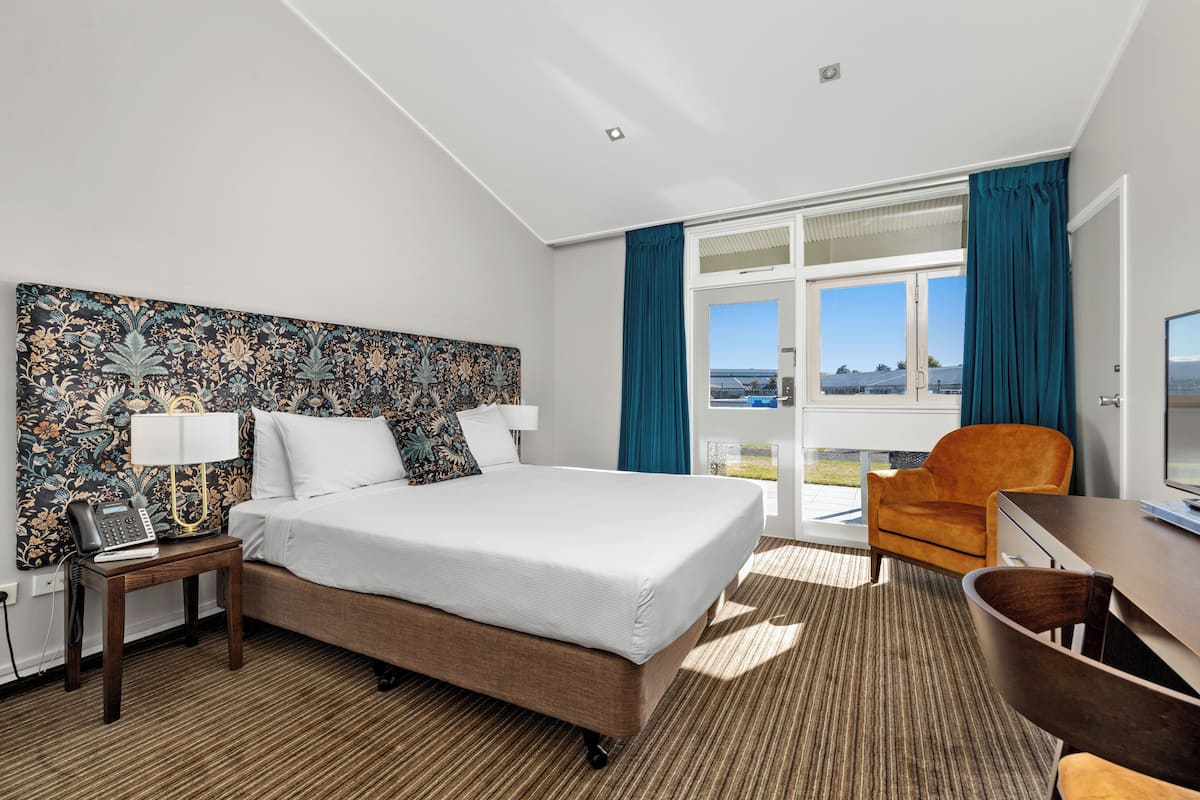 خزنة داخل الغرفة ومكتب وستائر تعتيم وتجهيزات عازلة للصوت