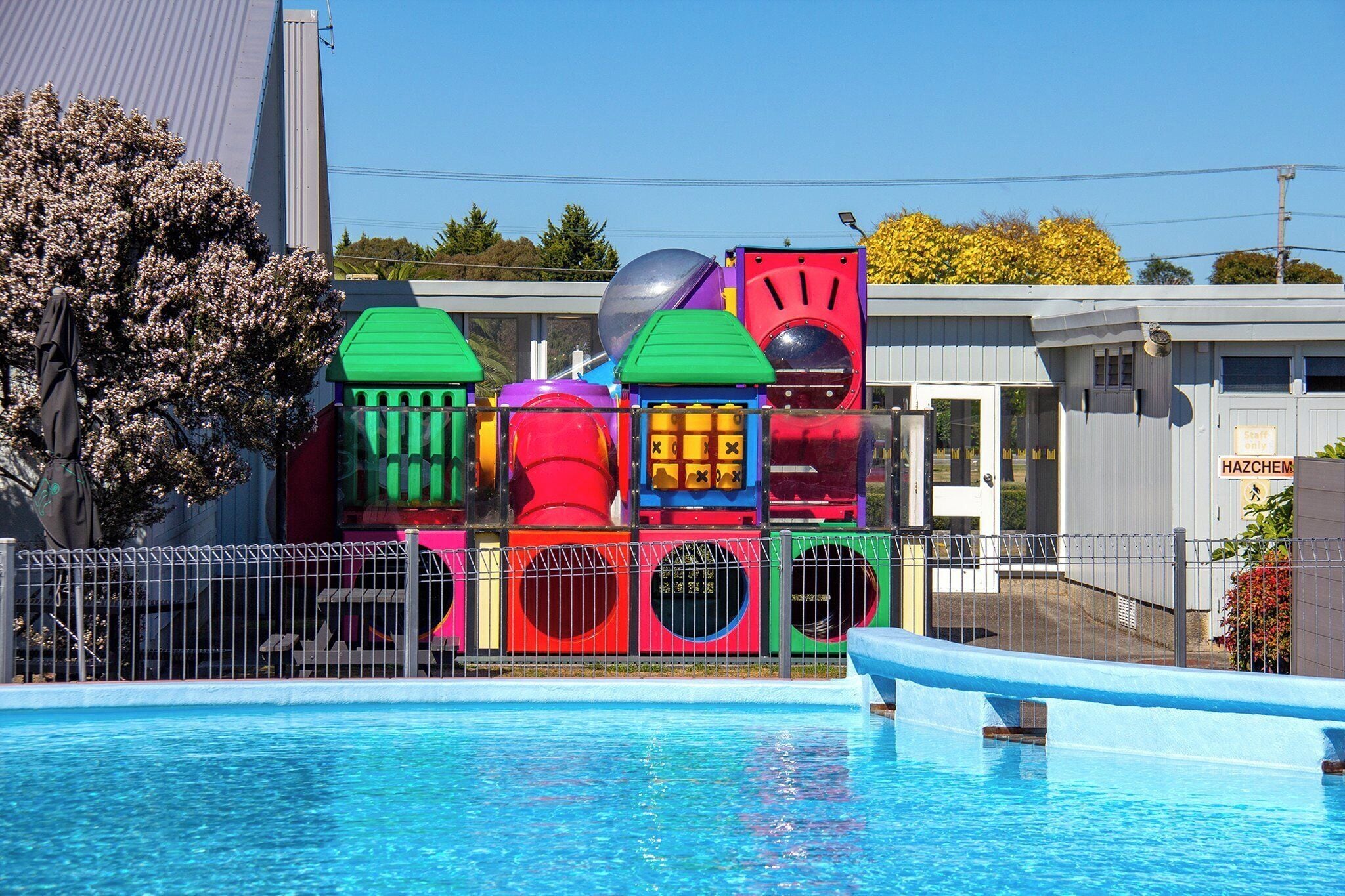 Piscine couverte, piscine extérieure, chaises longues