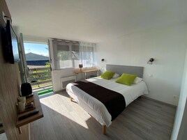 Escritorio, espacio para trabajar con laptop y cortinas blackout 