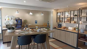 Petit déjeuner buffet (11.9 EUR par personne)