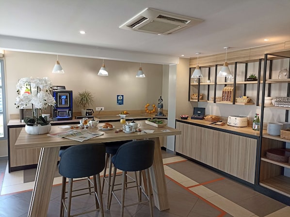 Daily buffet breakfast (EUR 11.9 per person)