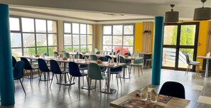 朝食、ランチ、ディナーに営業 (フランス料理)