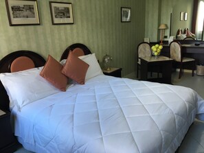 Biancheria da letto di alta qualità, copriletto in piuma, minibar