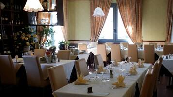 Ze serveren er lunch en diner